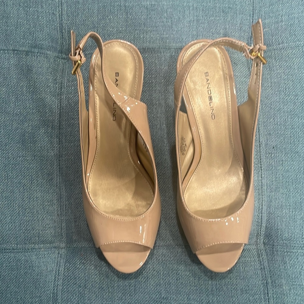 Open toe tan patent leather heels